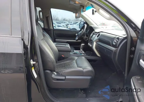 2017 Toyota Tundra Sr5 5.7L V8 z USA, uszkodzony, nr VIN 5TFEW5F19HX212397